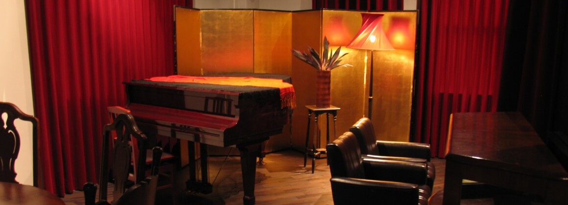 椿堂サロンのグランドピアノ1